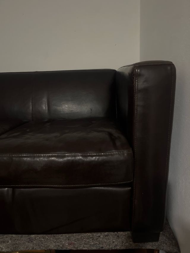 Sofá marrón de piel .