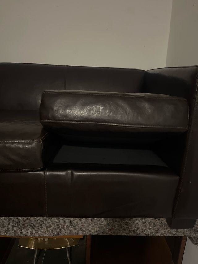 Sofá marrón de piel .