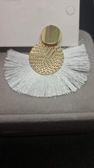 Pendientes dorados flecos blancos