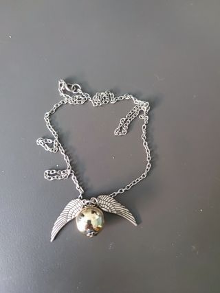 Collar Snitch dorado con cadena