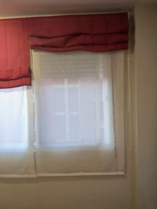 Tende a rullo rosse e bianche