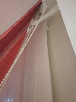 Tende a rullo rosse e bianche