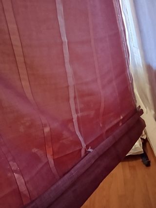 Tende a rullo rosse e bianche