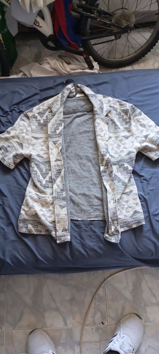 Camisa estampada gris y blanca