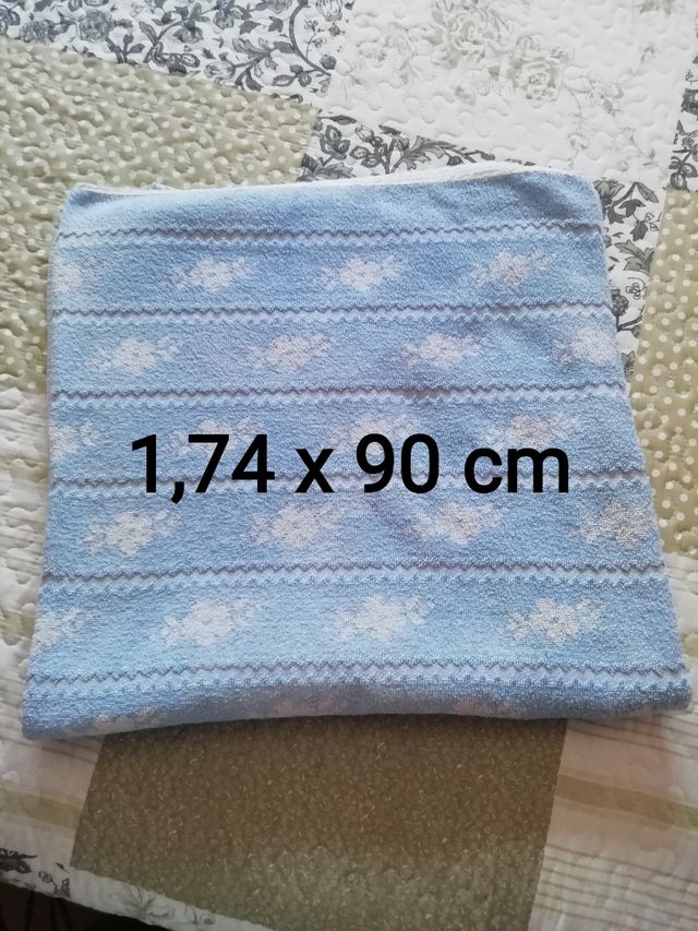 Toalla azul y blanca