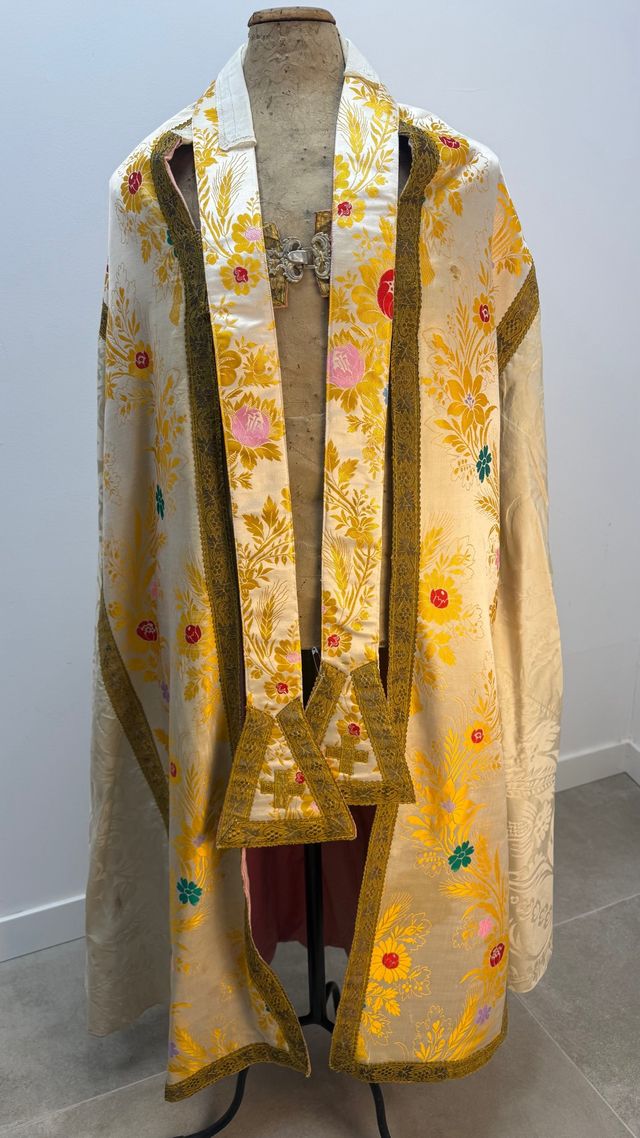 Capa pluvial seda bordada y damascada siglo XIX
