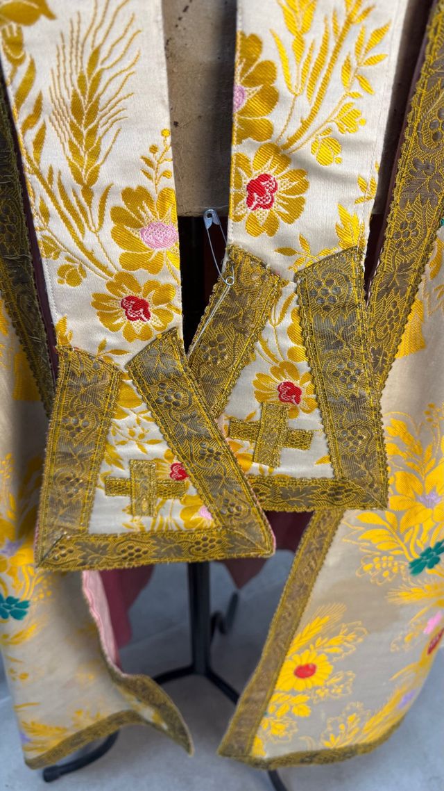 Capa pluvial seda bordada y damascada siglo XIX