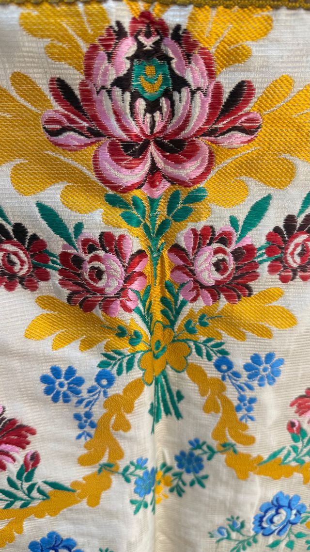 Capa pluvial seda bordada y damascada siglo XIX