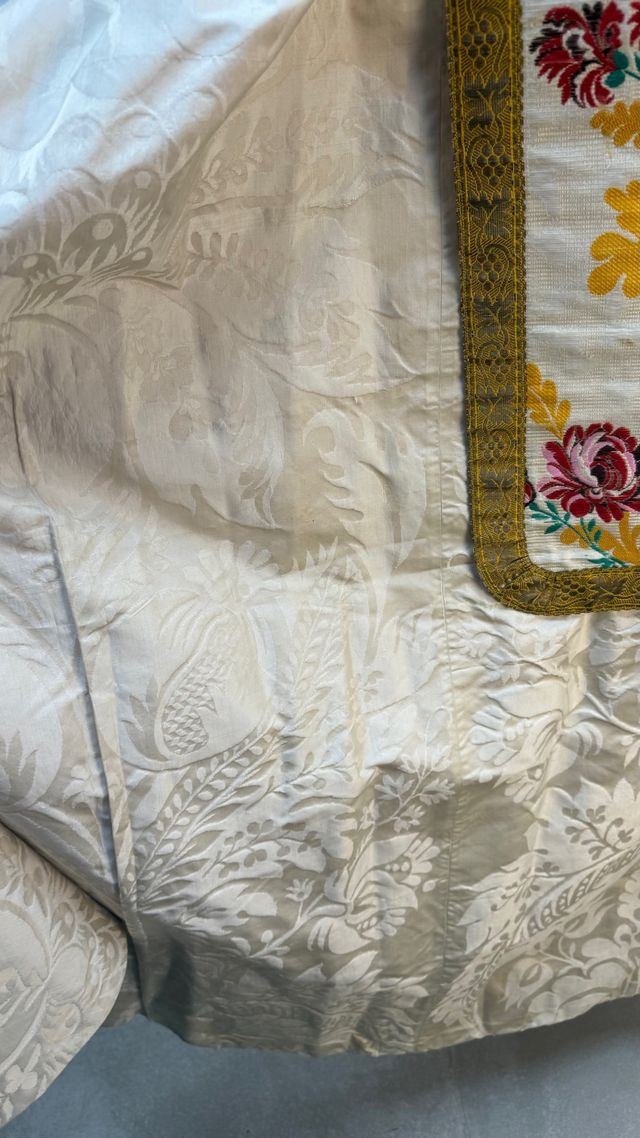 Capa pluvial seda bordada y damascada siglo XIX