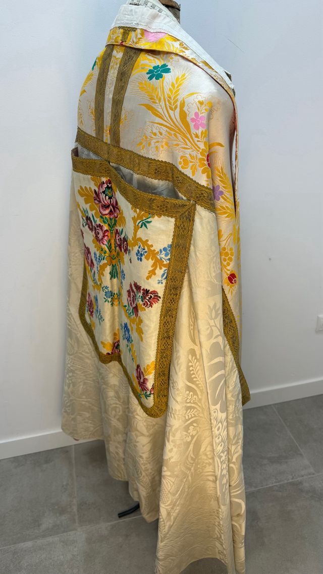 Capa pluvial seda bordada y damascada siglo XIX