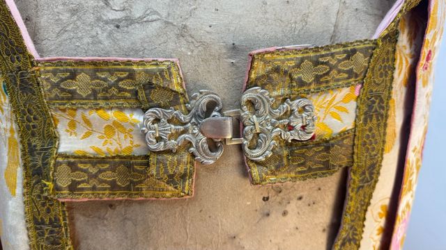 Capa pluvial seda bordada y damascada siglo XIX