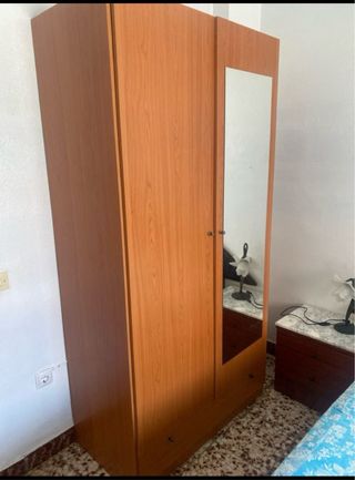 Ropero madera marrón con espejo