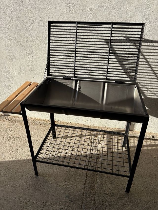 Asador metálico negro pequeño