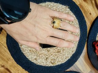 Anillo dorado con piedra negra