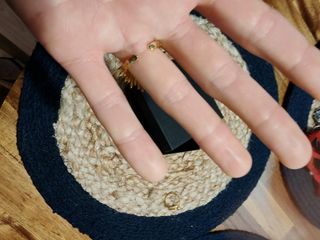 Anillo dorado con piedra negra