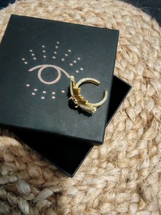 Anillo dorado con piedra negra