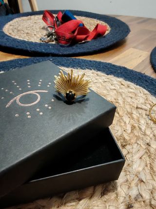 Anillo dorado con piedra negra