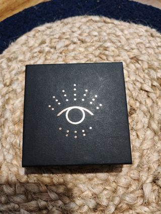 Anillo dorado con piedra negra