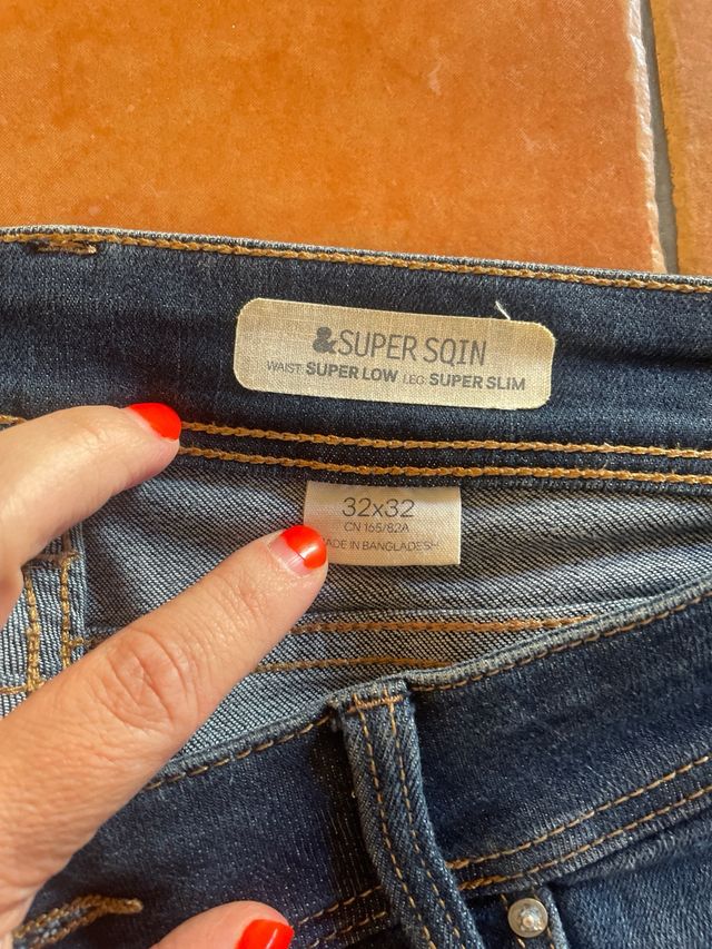 Pantalones vaqueros oscuros