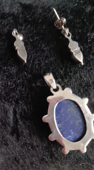 Colgante lapislázuli y pendientes de rosca.
Plata 