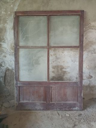 Puerta de madera de mobila antigua 