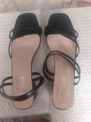 Sandalias negras tacón bajo