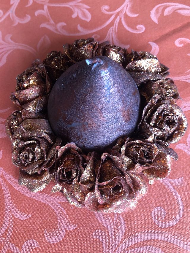 Vela decorativa con rosas doradas