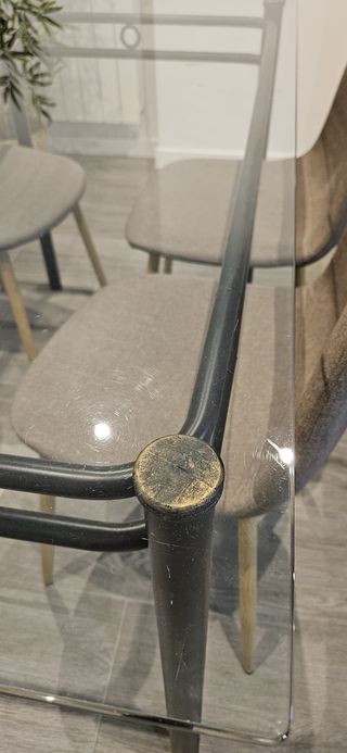 Mesa de comedor de cristal y hierro forjado.