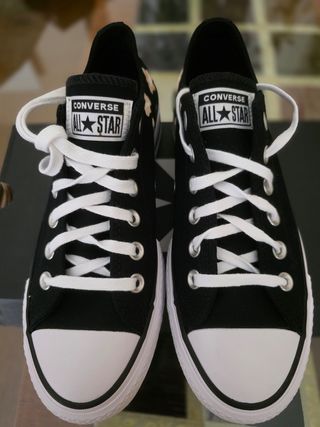 Converse negras y blancas