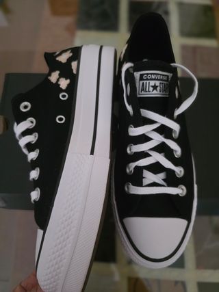 Converse negras y blancas