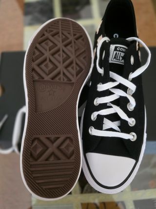 Converse negras y blancas