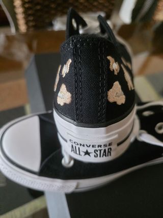 Converse negras y blancas