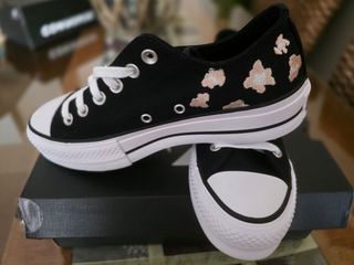 Converse negras y blancas
