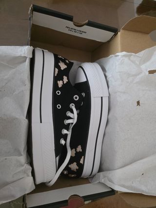 Converse negras y blancas