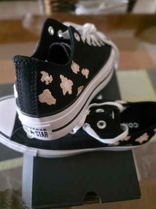 Converse negras y blancas