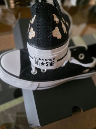 Converse negras y blancas