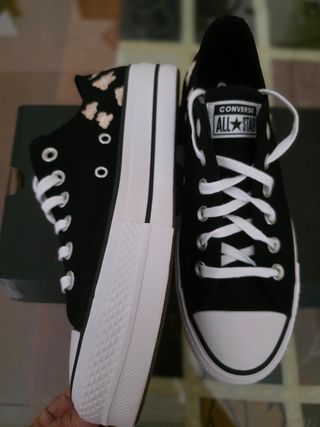 Converse negras y blancas