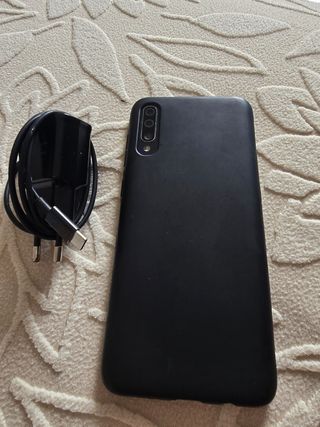 Samsung Galaxy A70 - móvil negro con su funda
