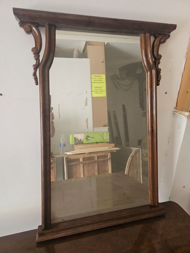 Espejo antiguo de madera marrón