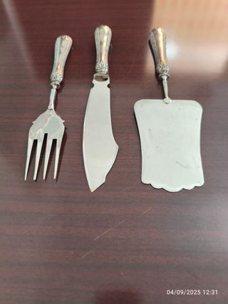 Cubiertos antiguos dorados y plateados