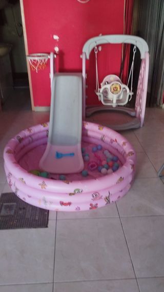 Parque infantil con tobogán y columpio