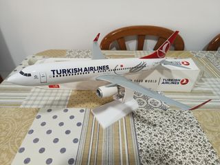Avion Turkish Airlines 1:100