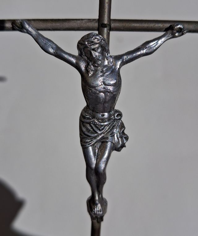 Crucifijo antiguo de metal