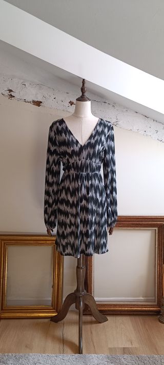 Vestido corto con mangas abullonadas