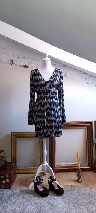 Vestido corto con mangas abullonadas