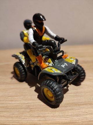 Quad con dos muñecos maisto
