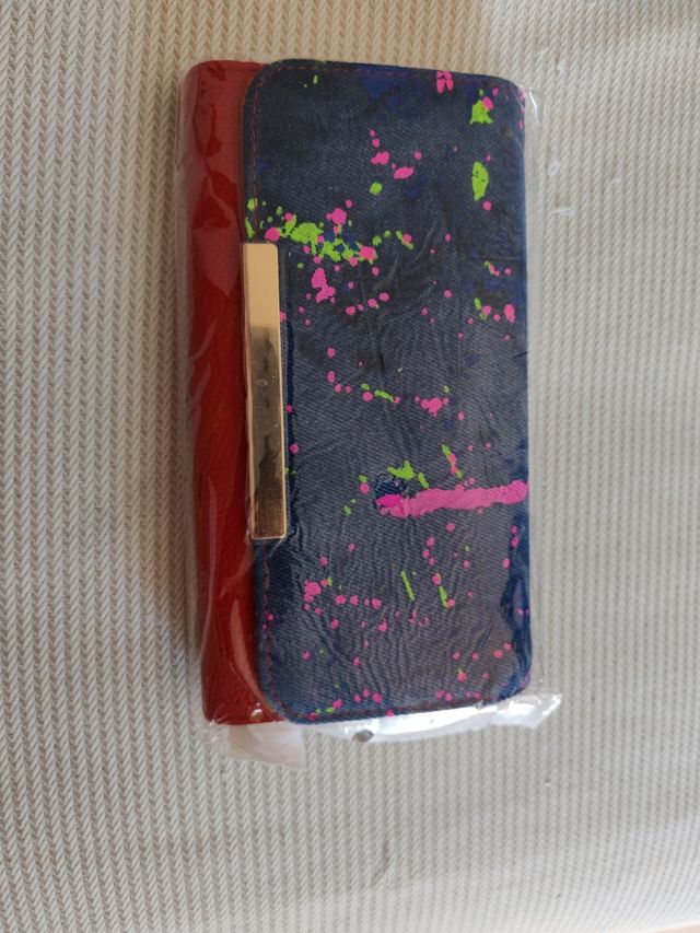 Cartera azul y roja con estampado sin usar.