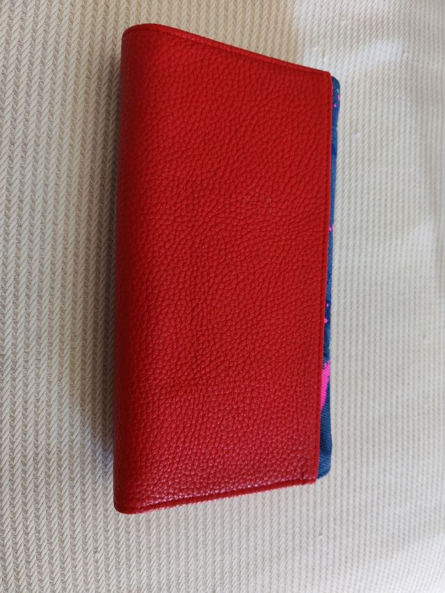 Cartera azul y roja con estampado sin usar.