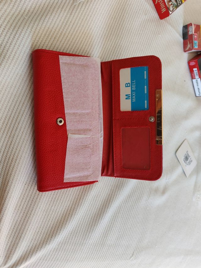 Cartera azul y roja con estampado sin usar.