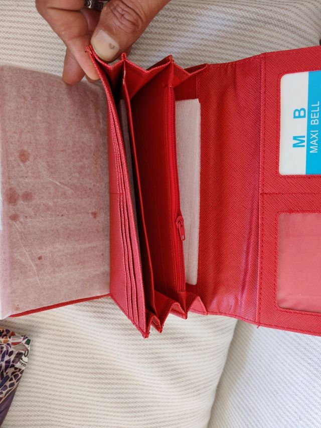 Cartera azul y roja con estampado sin usar.